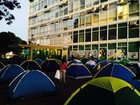 Contra cortes no Fies, estudantes acampam na porta de ministério 