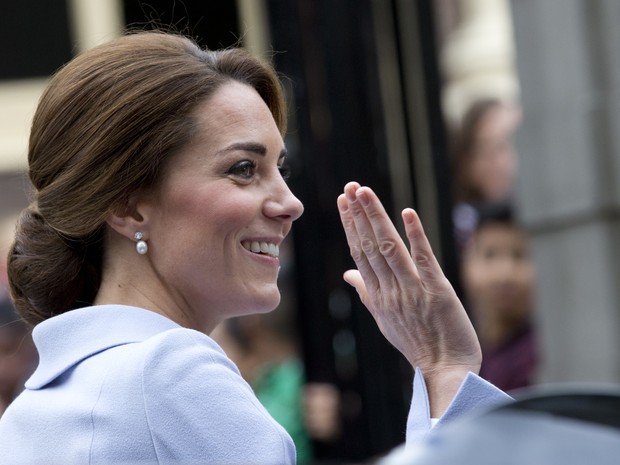 Kate Middleton, a duquesa de Cambridge, acena para público em sua chegada na cidade de Hague, na Holanda (Foto: AP Photo/Peter Dejong)