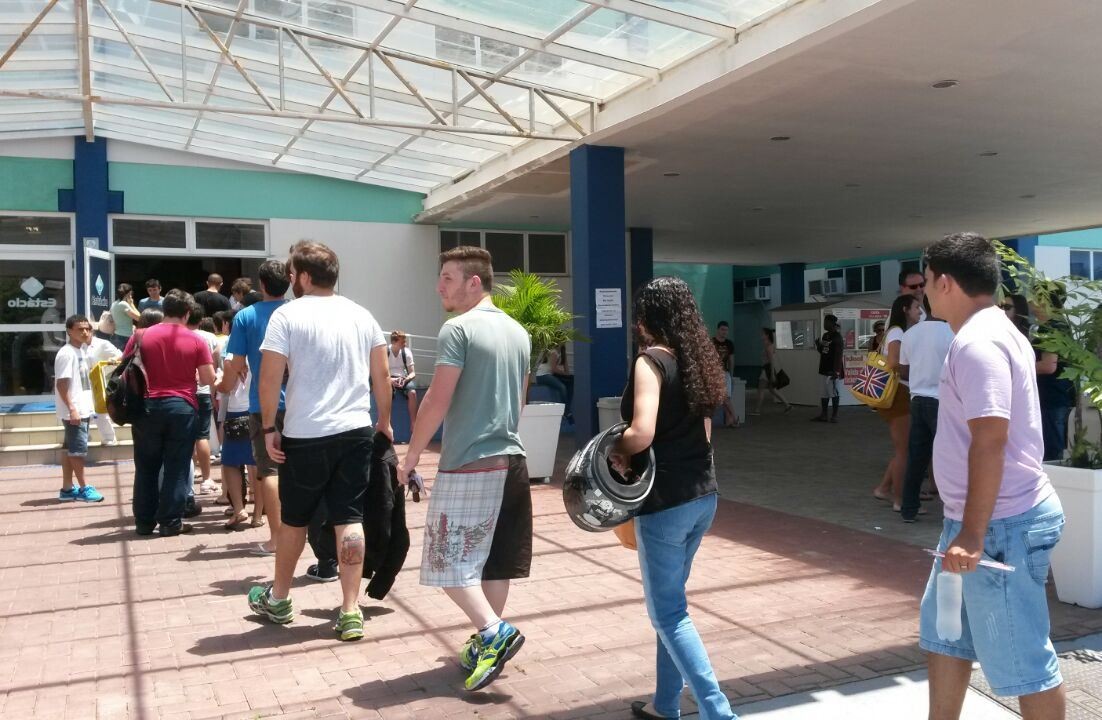 Portões abriram às 12h e alunos começaram a entrar na universidade Estácio de Sá, São José (Foto: Joana Caldas/G1)