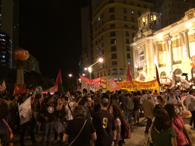 Manifestantes tiveram a Cinelândia como destino após passeata pela Av. Rio Branco (Foto: Marcelo Elizardo / G1)