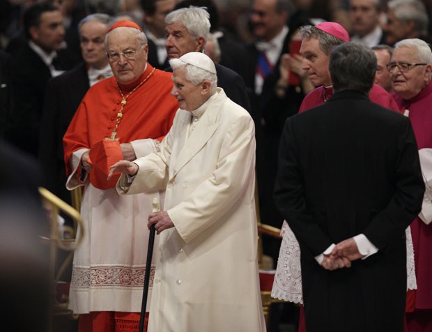 O Papa emérito Bento XVI chega ao consistório deste sábado (22) na Basília de São Pedro, no Vaticano (Foto: Alessandra Tarantino/AP)