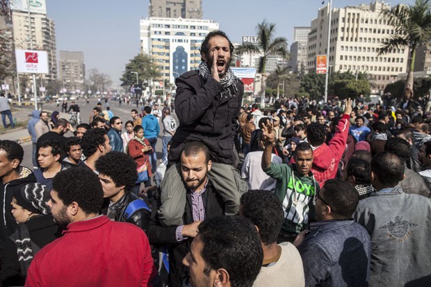 Manifestantes contra o governo do Egito fazem protesto no aniversário de 3 anos da revolução de 2011 que derrubou Hosni Mubarak do poder. Eles foram reprimidos pela polícia egípcia (Foto: Mahmoud Khaled/AFP)