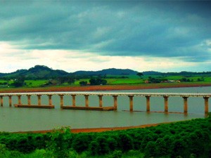 Ponte apareceu entre Campos Gerais e Alfenas (Foto: Andressa Aparecida Corrêa / VC no G1)