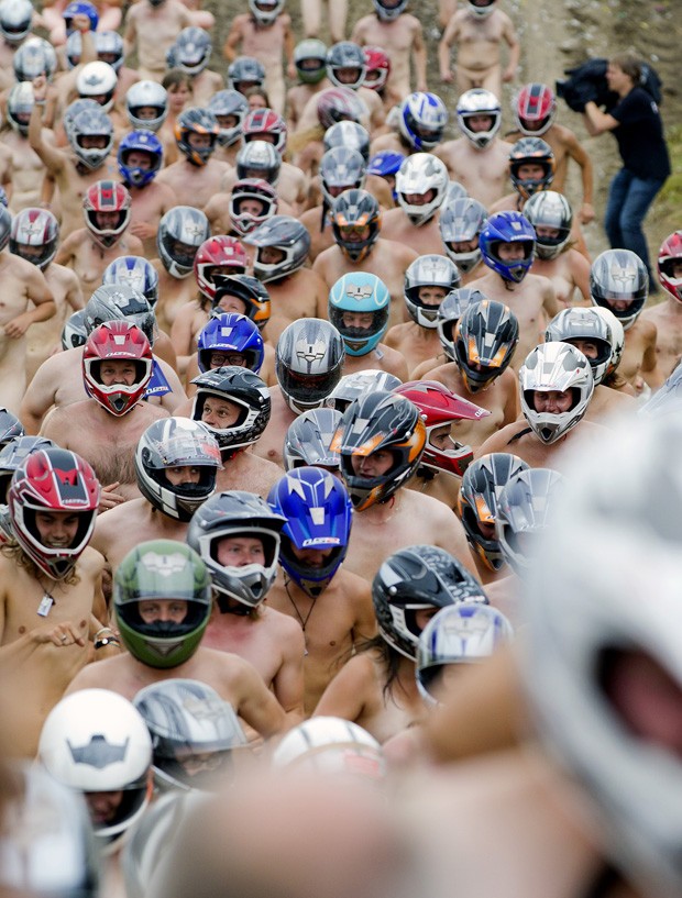 Prova realizada durante o festival Zwarte Cross chama a atenção para membros da banda Pussy Riot, presas na Rússia após protesto (Foto: Sander Koning/AFP)