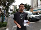 Morador exibe carteira de trabalho na rua e pede emprego: 'Quero trabalhar'