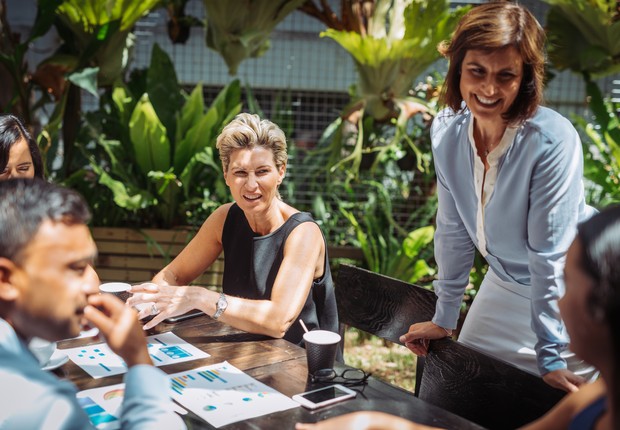 reunião, escritorio, ar livre, natureza, urban jungle, computadores, notebooks, mulheres, escritórios (Foto: Drazen_/Getty Images)