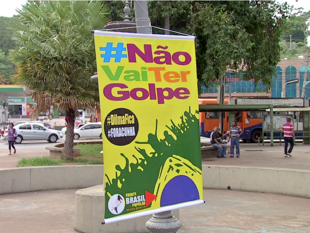 Cartaz contra golpe foi colocado em praça durante ato (Foto: Reprodução/ TVCA)