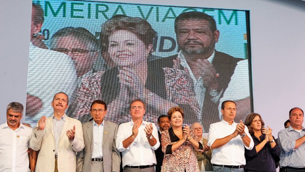 Dilma com ministros, parlamentares e o governador de Pernambuco durante cerimônia da viagem inaugural do petroleiro Zumbi dos Palmares, em Ipojuca (PE) (Foto: Roberto Stuckert Filho /  PR)