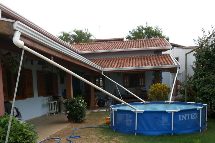 Morador usa piscina de vinil para armazenar e reutilizar água da chuva