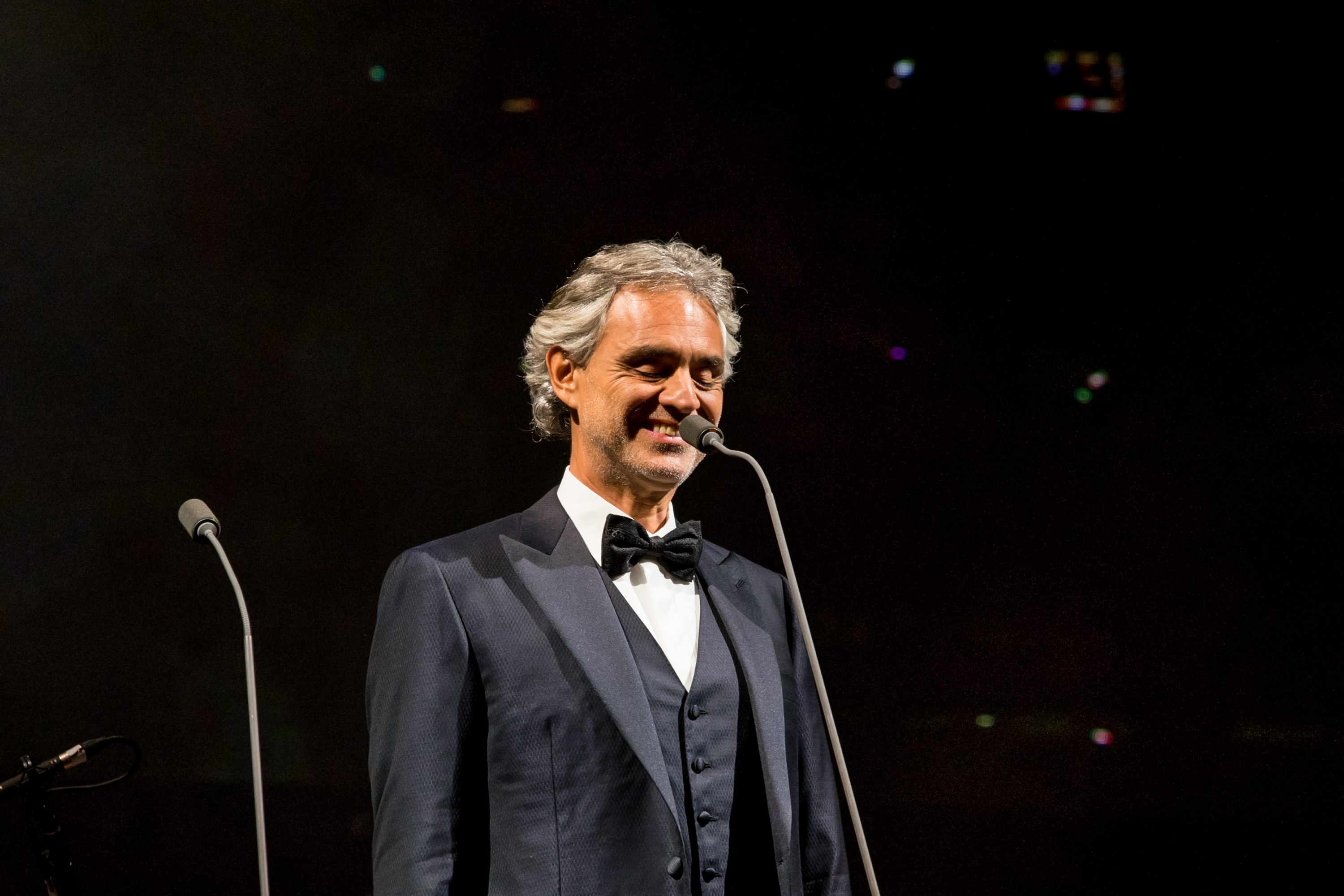 O tenor italiano Andrea Bocelli na noite desta quarta-feira (12), em apresentação no Allianz Parque, em São Paulo (SP).