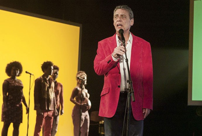 Chico Buarque canta em cena do documentário 'Chico: Artista brasileiro'