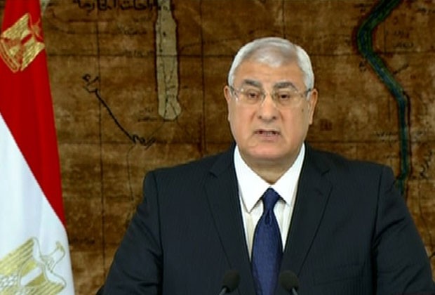 O presidente interino do Egito, Adly Mansour, faz anúncio na TV neste domingo (26)  (Foto: Egyptian State Television/AP)