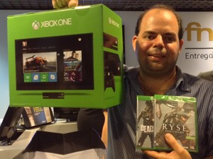 O designer Paulo Roberto de Andrade, de 34 anos, foi o primeiro da fila para comprar o novo videogame Xbox One, no evento de lançamento, em São Paulo (Foto: Bruno Araujo/G1)