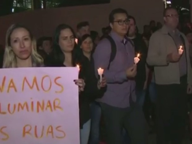 Alunos fazem velaço contra aumento de roubos (Foto: Reprodução/EPTV)