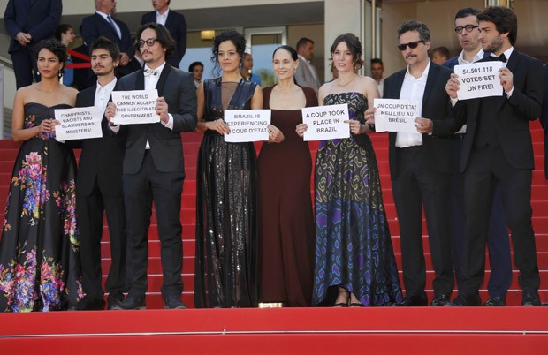 Diretor e atores de 'Aquarius' fazem no Festival de Cannes ato contra o impeachment (Foto:  REUTERS/Jean-Paul Pelissier)