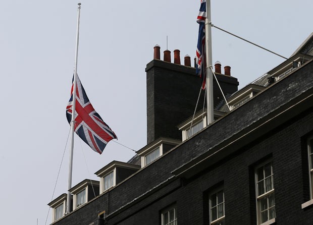 Bandeira britânica a meio mastro nesta segunda-feira (8) em Downing Street 10, residência oficial do premiê, em homenagem a Margaret Thatcher (Foto: Reuters)