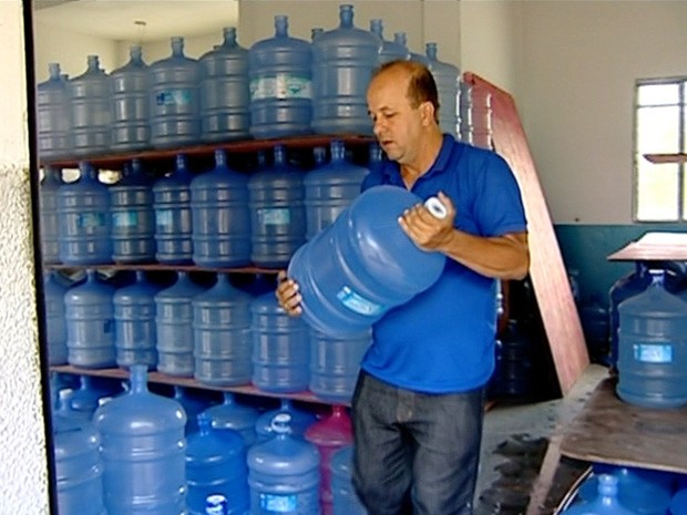 Doação de água mobiliza população no Noroeste do estado (Foto: Reprodução/ TV Gazeta)