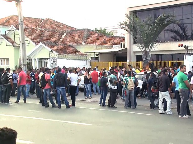 Fila se formou na frente da empresa de segurança particular (Foto: Reprodução / TV Mirante)