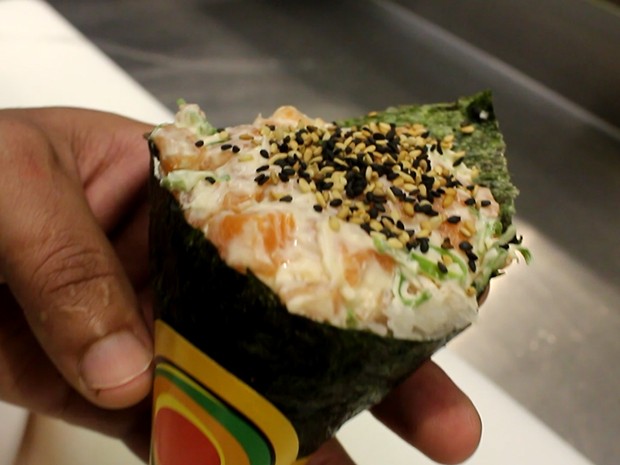 Temaki de salmão com creeam cheese e gergelim (Foto: Mariane Rossi/G1)