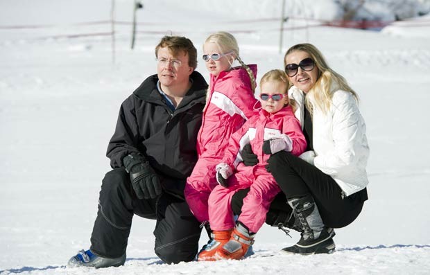 O príncipe Johan Friso, a Princesa Mabel e suas filhas Luana e Zaria em Lech em foto de 19 de fevereiro de 2011 (Foto: AFP)