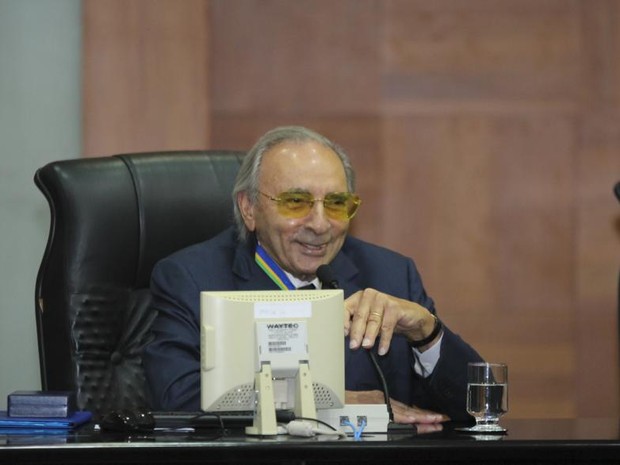 Ueze Zahran recebeu o título de comendador da Assembleia (Foto: Marcos Lopes/ AL-MT)