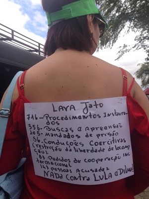 Mulher com cartaz sobre Operação Lava Jato, em Caruaru (Foto: André Hilton / G1)