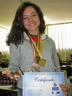 Ana Paula de Oliveira Faria é medalhista em Santa Isabel (Foto: Vanessa Fajardo/ G1)