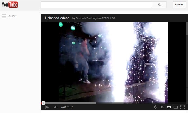 Vídeo publicado em canal do YouTube do Gurizada Fandangueira mostra efeitos pirotécnicos durante show do grupo (Foto: Reprodução/YouTube)