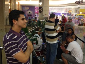 Fila para comprar novos iPhones no Shopping Eldorado, na Zona Oeste de São Paulo (Foto: Helton Simões Gomes/G1)