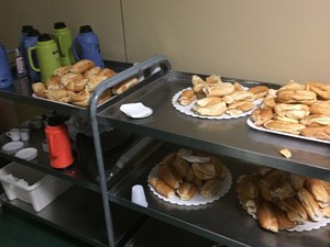 Pães com queijo levados para servir presentes à comissão (Foto: Gustavo Garcia/G1)