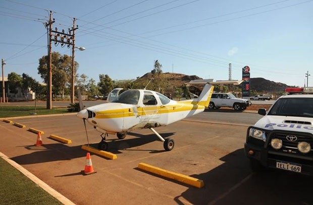 Australiano usa avião para ir até bar comprar cerveja e é investigado (Foto: Reprodução/Facebook/Western Australia Police)