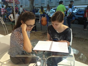 As estudantes Letícia Tonezer Teles, 17 anos, e Paula Führ, 18 anos, de Encantado, RS, prestam vestibular da UFRGS pela primeira vez (Foto: Rafaella Fraga/G1)