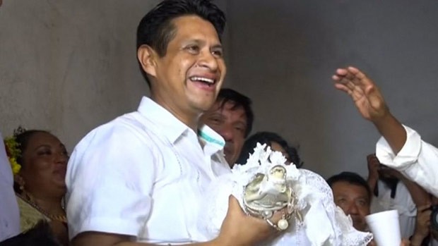 Joel Vasquez Rojas se casou com fêmea de crocodilo (Foto: Reuters)