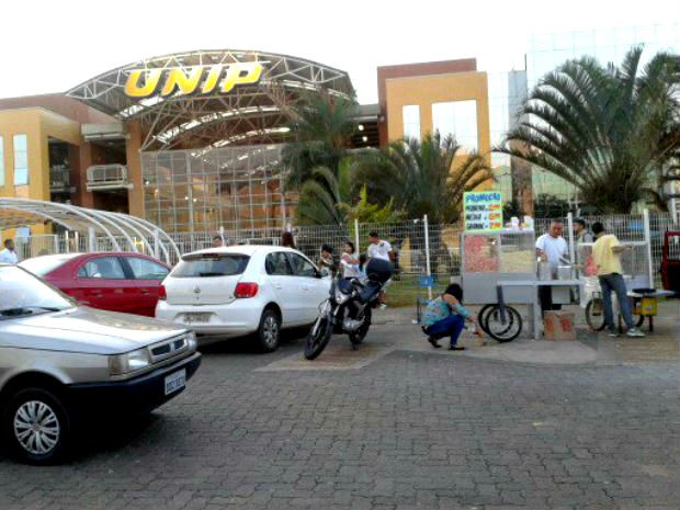 Carrinho de pipoca ocupa vaga exclusiva para deficientes em estacionamento da Unip, na Asa Sul (DF) (Foto: Liliane Lopes/VC no G1)