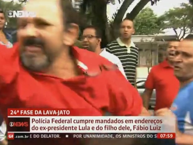 Confusão envolvendo apoiadores e pessoas contrárias ao governo do PT em frente ao prédio onde mora o ex-presidente Luiz Inácio Lula da Silva em São Bernardo do Campo, no ABC Paulista (Foto: Reprodução/GloboNews)