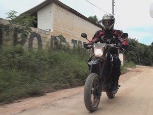 Guia Prático: Pilotar moto na terra é mais do que ficar em pé