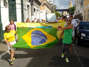 Manifestantes saíram em passeata pelas ruas de Itu (Foto: Moisés Soares/TV TEM)