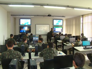 Militares durante treinamento de guerra cibernética, que usa software para simulares ataques e defesas no mundo virtual. (Foto: Divulgação/Rustcon)