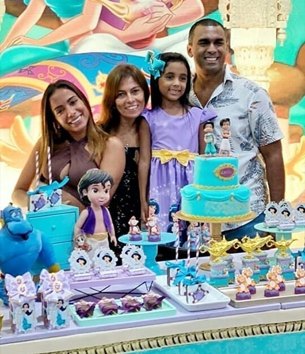 Anitta, a mãe, Miriam, a sobrinha, Letícia, e o irmão Felipe Terrae a sobrinha, Letícia (Foto: Reprodução/Instagram)