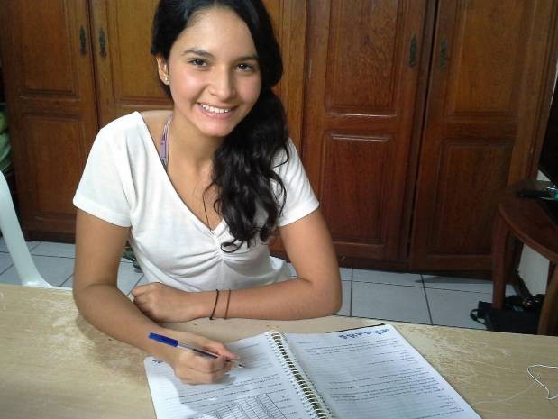 Camila Trindade da Conceição diz que treinou para a redação lendo jornais, livros de ficção e participando de debates em sala de aula. (Foto: Isabela Parry/Arquivo Pessoal)