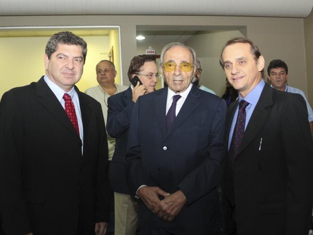 Ueze Zahran entre os deputados Guilherme Maluf e Wilson Santos, ambos do PSDB, na cerimônia (Foto: Marcos Lopes/ AL-MT)