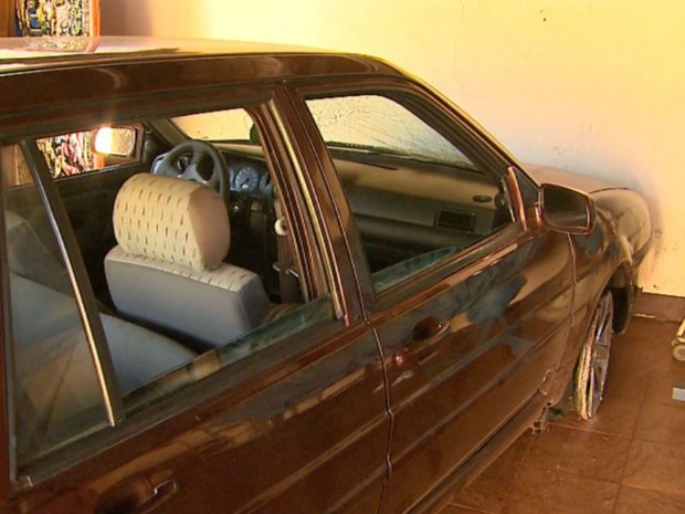 Carro roubado durante fuga de assaltantes foi abandonado em chácara em Ribeirão Preto, SP (Foto: Reprodução/EPTV)