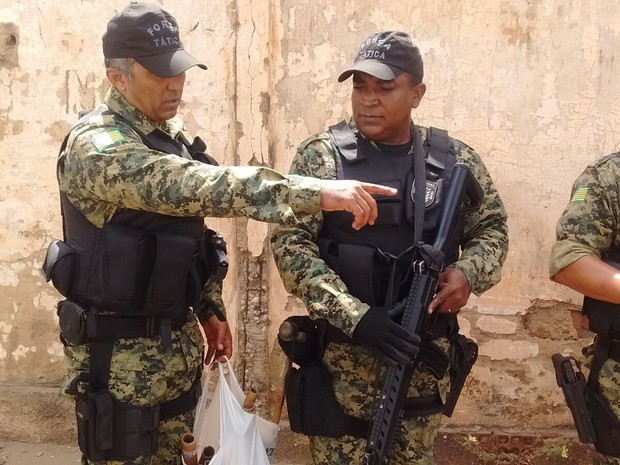 Policiais nas proximidades da Casa de Custódia (Foto: Gustavo Almeida/G1)