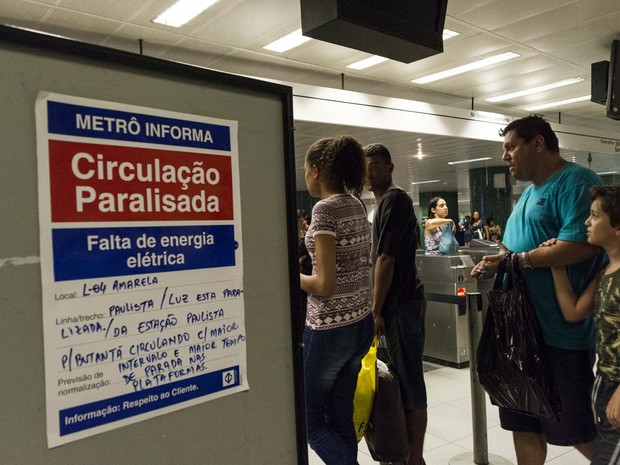 Cartaz informa que a circulação nos trens da Linha 4 Amarela em São Paulo foi interrompida pela falta de energia (Foto: Fernando Zamora/Futura Press/Estadão Conteúdo)