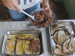 Montagem da lasanha com berinjela e carne de soja (Foto: Mariane Rossi/G1)