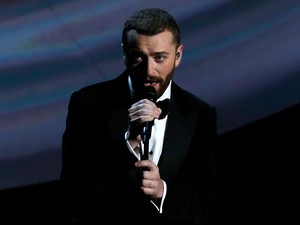 Sam Smith canta na cerimônia do Oscar 2016