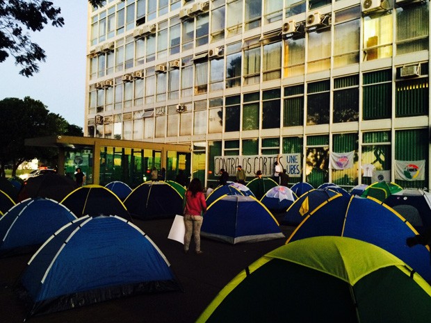 Integrantes da UNE acampados em frente ao Ministério da Fazenda, em Brasília (Foto: Carina Vitral/Arquivo Pessoal)