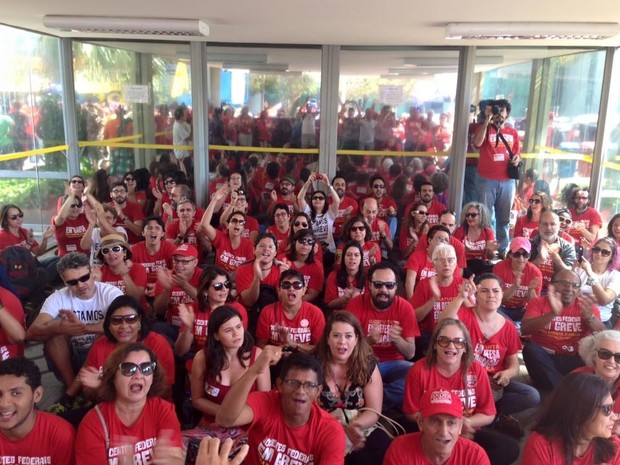 Professores protestam em frente ao MEC contra falta de investimento na educação do país  (Foto: Divulgação/Anes-SN)