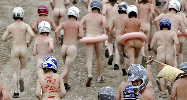 Peladões correram completamente sem roupa durante festival realizado em Lichtenvoorde, na Holanda (Foto: Sander Koning/AFP)