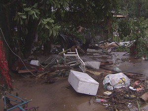 Caixa de isopor, brinquedos, bicicleta e até uma cadeira foram encontradas depois do temporal (Foto: Reprodução/TV Tribuna)